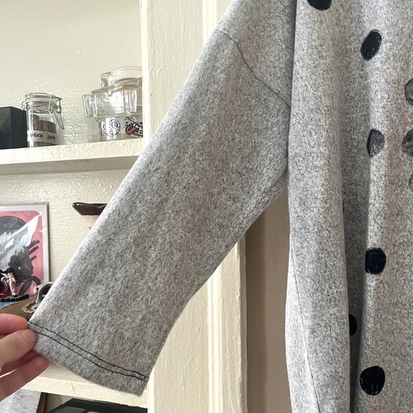 (top) 🏷️ 🆕🎉 gray knit flower tunic with side slits & flower - Picture 7 of 12